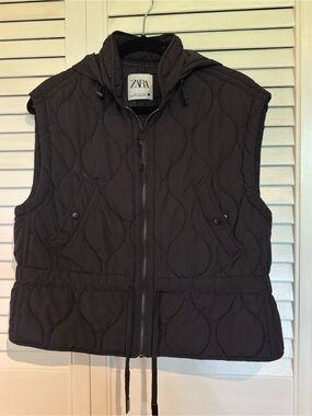 Zara Quilted Hooded Sleeveless Vest in Black